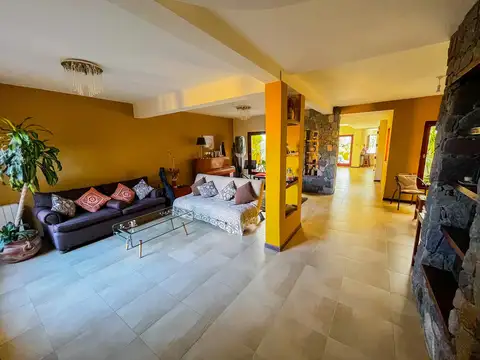 Casa 12 ambientes con 3 baños