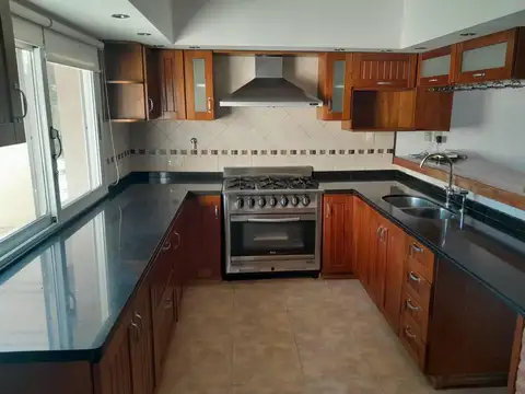 Casa en Venta con 3 cocheras