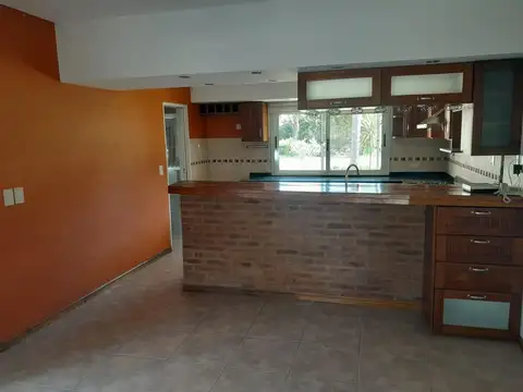Casa 5 ambientes con 2 baños