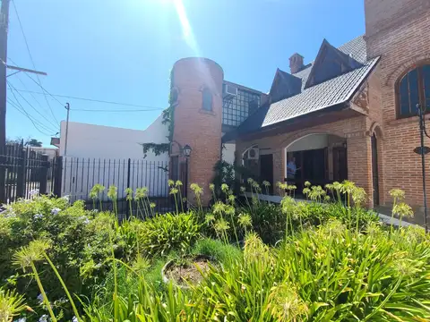 Casa 8 ambientes con 2 baños