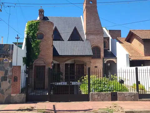 Casa en venta, 8 ambientes, Zárate, Prov. de Buenos Aires