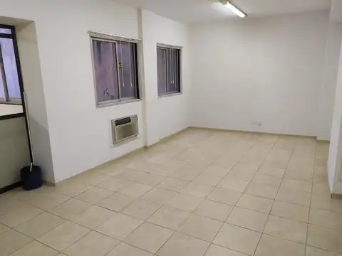 Oficina 8 ambientes con 2 baños