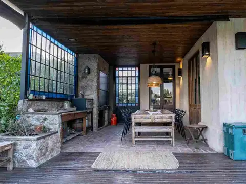 Casa 8 ambientes con 4 baños
