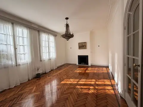 Se Vende un excelente depto de 4 ambientes , de 115mts2,  amplia sala de estar, living comedor, 3 dormitorios, cocina, lavadero, jardin.