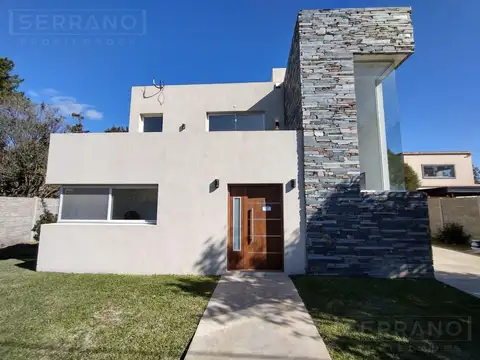Venta casa moderna 4 ambientes con gas natural, sobre asfalto en Parque Sakura, Exaltación de la Cruz