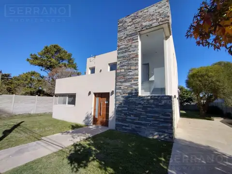Venta casa moderna 4 ambientes, gas natural, sobre asfalto en Parque Sakura, Exaltación de la Cruz