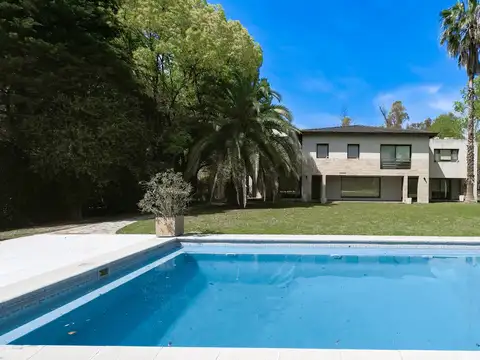Casa 8 ambientes con 4 baños