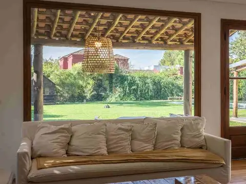 Casa en Venta con 2 cocheras