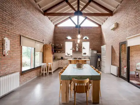 Casa en Alquiler con 2 cocheras
