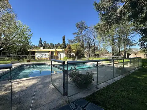 Venta Chalet en La Reja. Dos amplios chalets sobre lote propio de 3.400M2