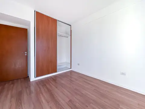 Piso de 3 ambientes con dormitorio en suite !
