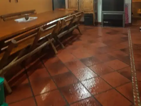 OPORTUNIDAD BAJO EL PRECIO Casa de 3 ambientes con excelente quincho y pileta reciclada totalmente a nueva