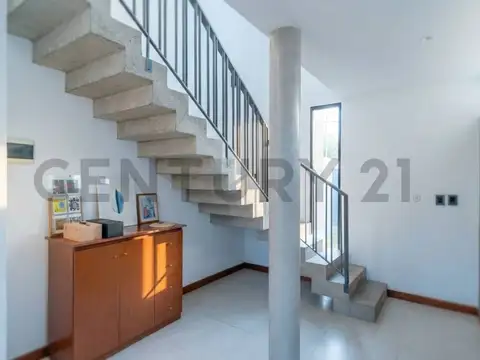 Casa en Alquiler con 2 cocheras