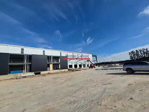 EXCELENTE NAVE INDUSTRIAL DE 14.550 M² LINDERA AL AEROPUERTO