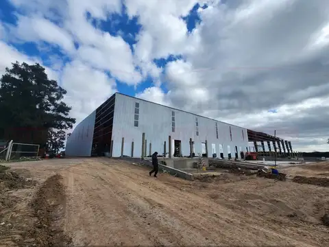 EXCELENTE NAVE INDUSTRIAL DE 14.550 M² LINDERA AL AEROPUERTO