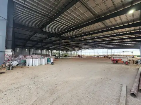 EXCELENTE NAVE INDUSTRIAL DE 14.550 M² LINDERA AL AEROPUERTO