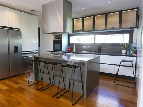 Casa 5 ambientes con 3 baños