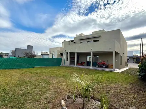Casa 7 ambientes con 3 baños