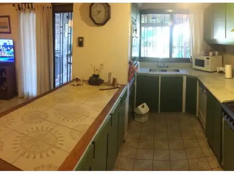 Casa 8 ambientes con 5 baños