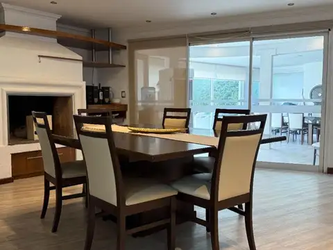 Casa en Alquiler con 2 cocheras