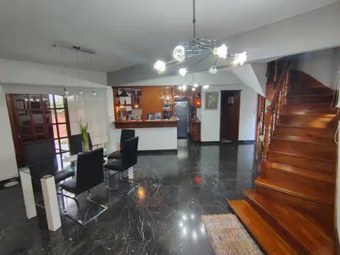 VENTA - Excelente Chalet de categoría - Monte Grande - Apto Credito
