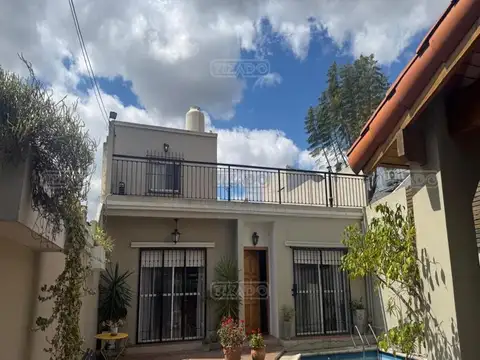 Casa en Alquiler con 2 cocheras