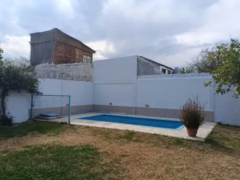 Venta casa con pileta en Las Heras