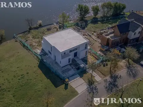 Av de los lagos Barrio Golf PG casa a la Laguna