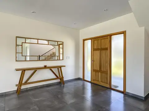 Casa en Venta con 4 cocheras