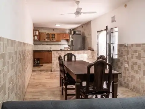 CASA EN VENTA 2 DORMITORIOS CON COCHERA