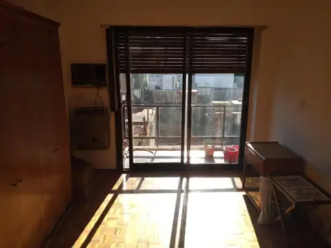 1 AMBIENTE LUMINOSO CON BALCON EN BALVANERA