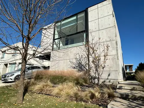 Moderna casa en Barrio Los Castaños