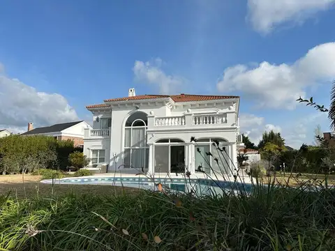 Casa en alquiler en Abril Club De Campo