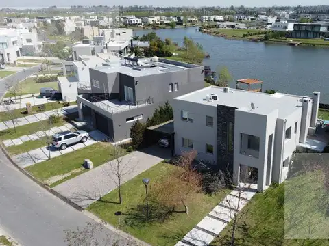 Casa en Venta con 2 cocheras