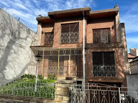 CASA 4 AMBIENTES EN EXCELENTE ESTADO – LOTE PROPIO 376 m²
