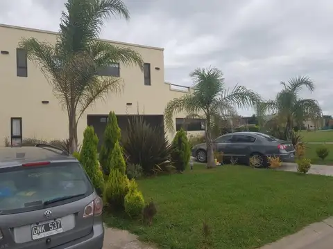 Casa 6 ambientes con 4 baños