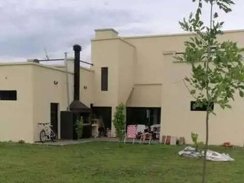 Casa en Venta con 3 cocheras