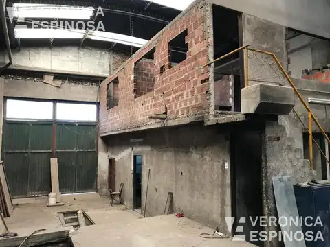Galpón sobre lote de 10 x 30,a metros de la calle Venezuela en Villa Luzuriaga