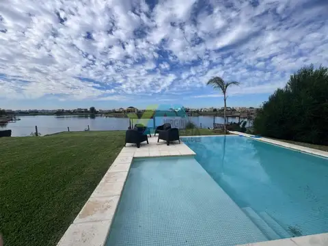 Casa en Venta con 3 cocheras