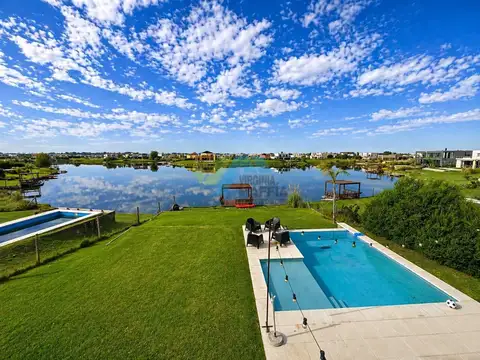 Venta de casa en dos plantas con pileta a la laguna - San Sebastian Country Club