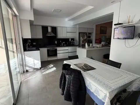 *Excelente casa de 5 ambientes sobre lote de 8,66 metros de frente x 47 metros de fondo.