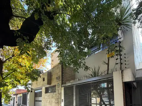 *Excelente casa de 5 ambientes sobre lote de 8,66 metros de frente x 47 metros de fondo.