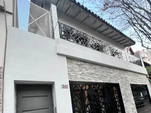 Casa 4 ambientes con cochera y jardin