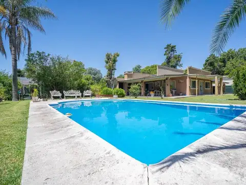 Venta casa 4 ambientes, pileta y quincho en Jularó