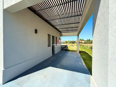 Casa en Venta con 3 cocheras
