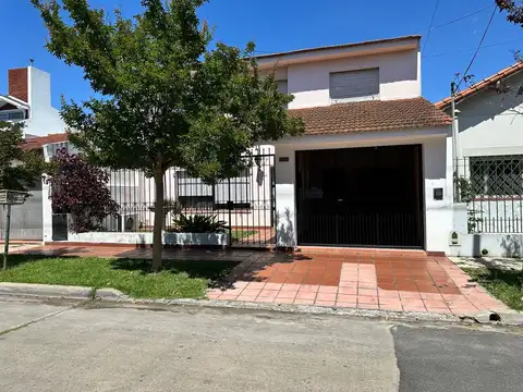 Casa 5 ambientes c/departamento, jardin quincho y parrilla