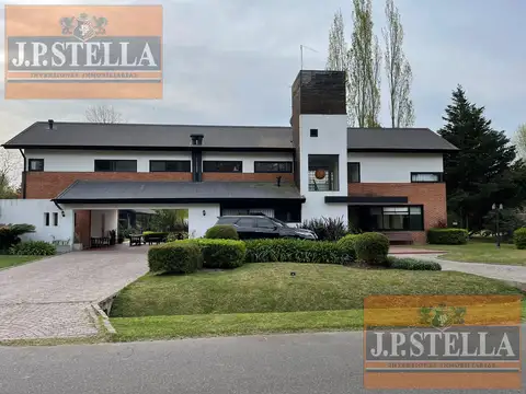 Excelente Casa 6 Amb. 395 m² Edif s/ lote 2.812 m² - 2 Piscinas - Garaje P/4 autos - San Diego C.C
