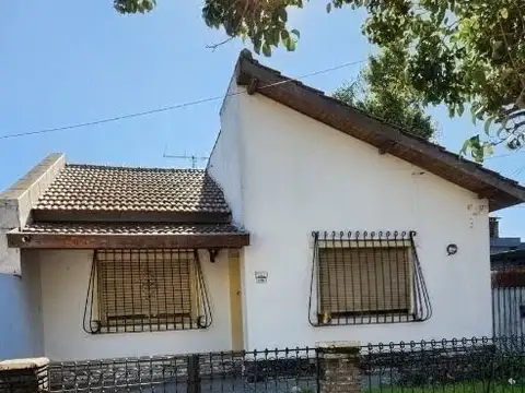 HAEDO- CASA 3 AMBIENTES CON ENTRADA DE AUTO- APTO CREDITO  