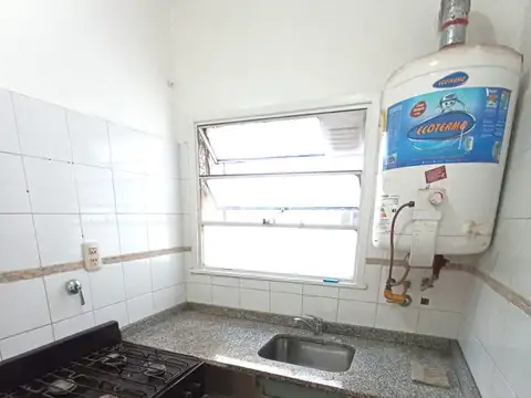 3 AMB DE 50 MTS TOT, LATERAL C/ BALCÓN FRANCÉS, COCINA INDPTE C/ ESP. P/LAVARROPAS, EXC. UBICACIÓN