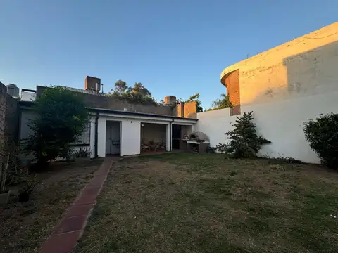 VENTA CASA 2 DORM PATIO COCHERA RES VELEZ SARSFIEL